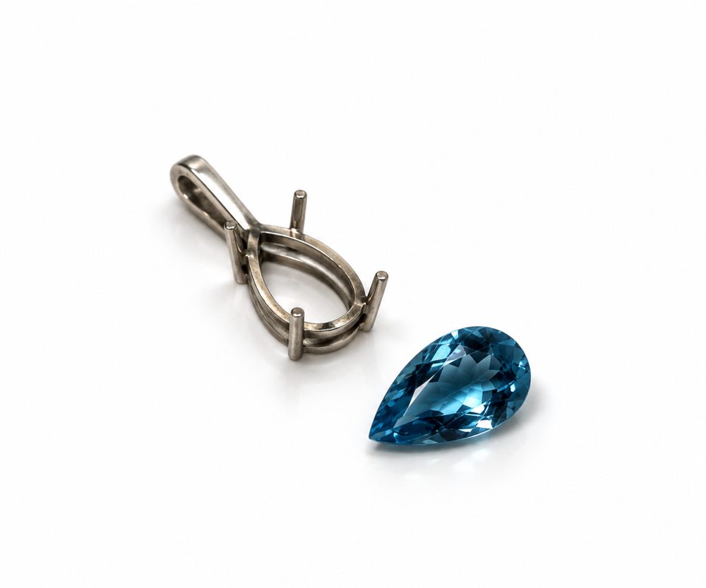 Anhänger-Fassung aus Weißgold und ein facettierter Aquamarin im Tropfenschliff, 1,97 ct, vor dem Fassen