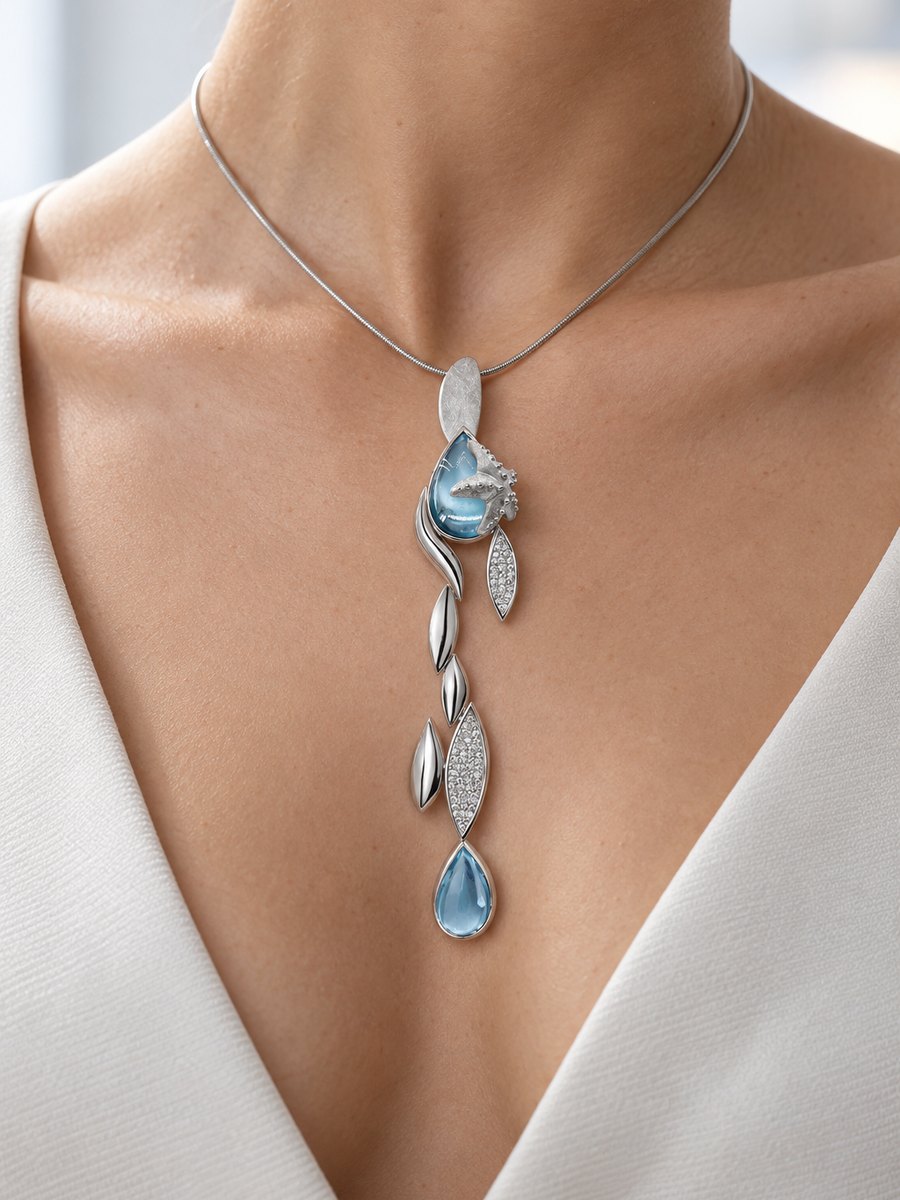 Spirit of the Ocean getragen – der Anhänger an einer Schlangenkette, Aquamarin-Cabochons und Brillanten in Silber